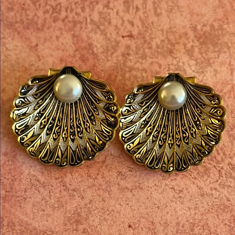 Vintage Spanish Damascene scallop shell clip earrings with center faux pearls - Picture 2 of 7